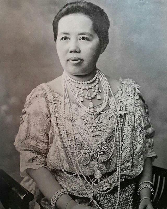 泰国王室的王冠,华丽璀璨,造型多变,是诗丽吉打下来的半壁江山