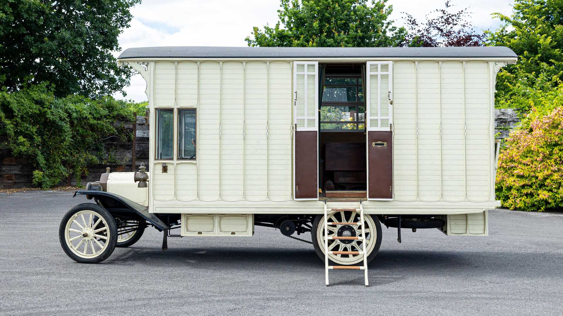 百年古董福特t型房車 實木車廂配真皮大沙發