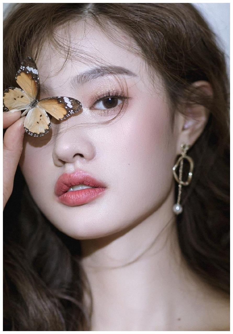 高冷御姐烈焰红唇写真