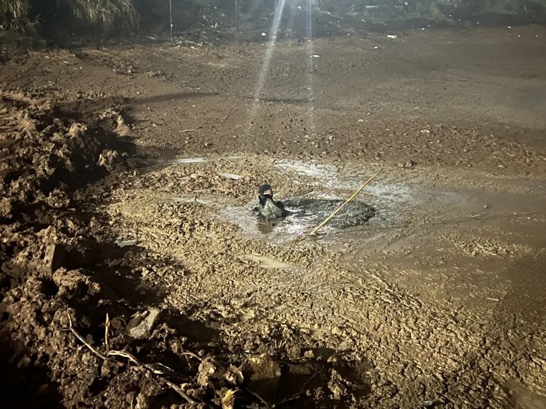 雨中七旬老人深陷泥潭