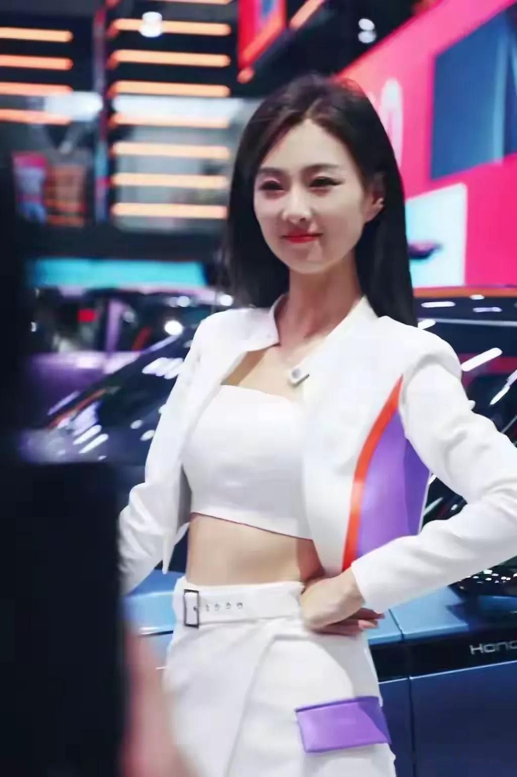 苏宁堪称车模届的劳斯莱斯,清秀迷人窈窕淑女,美出新高度