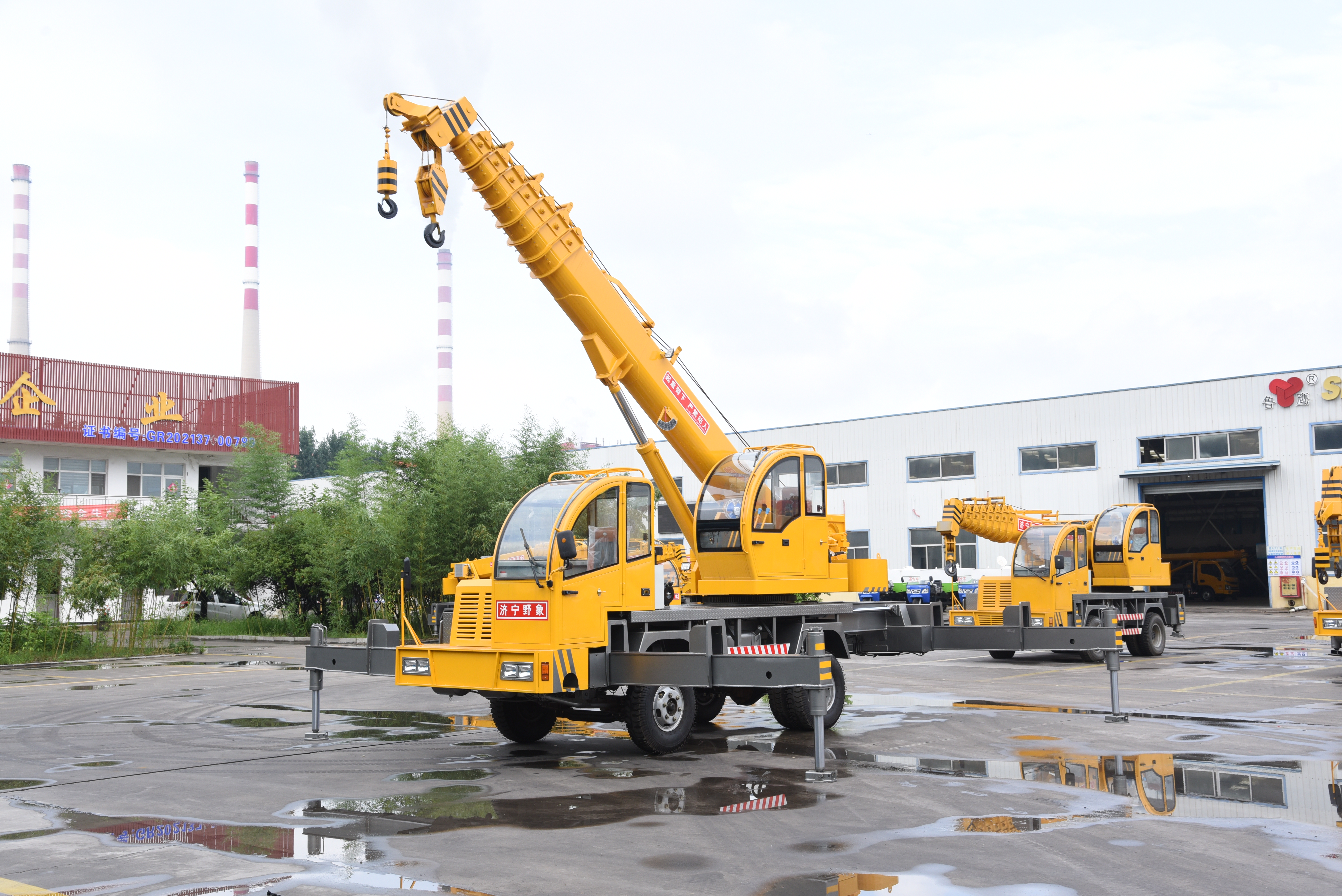 8吨双钩8节臂自制吊车小巧方便用途广泛适合老百姓的创业神器