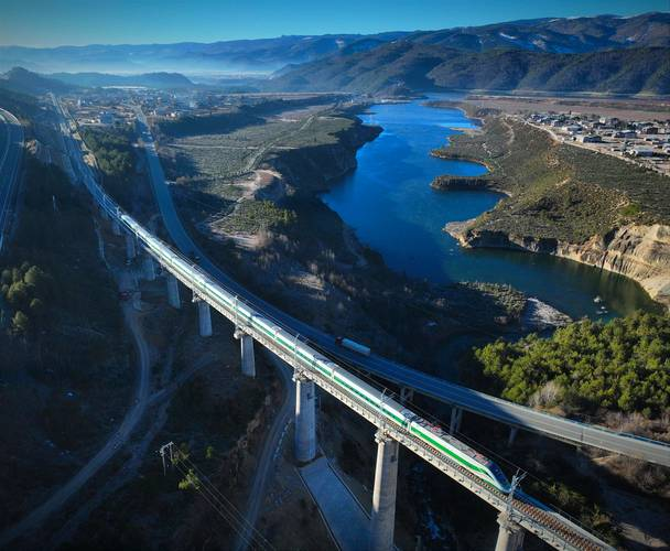 云南大瑞铁路大理至保山段铺轨完工 将促进区域经济发展