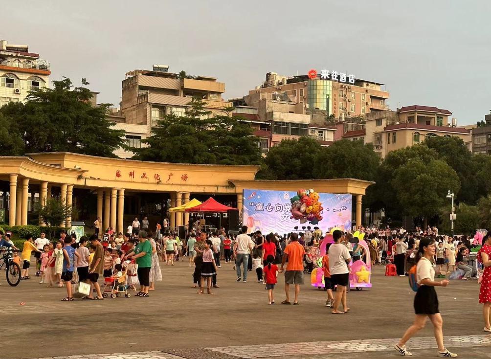 梧州市藤县这个广场占地超大,夜夜都这么热闹,你知道是哪吗?