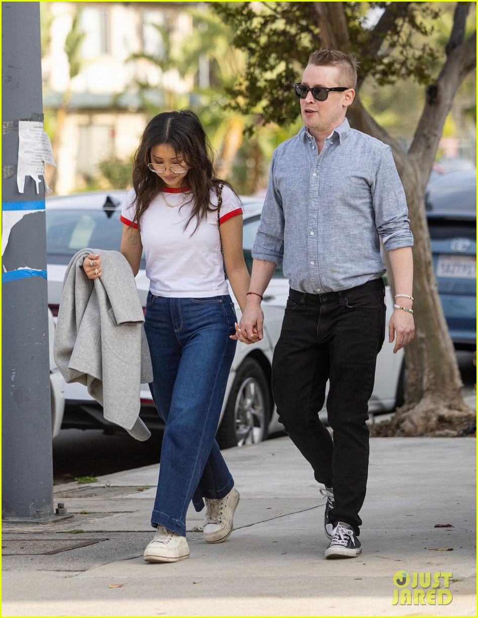 "Home Alone" Macaulay walks with his wife, belly conspicuous but full of happiness