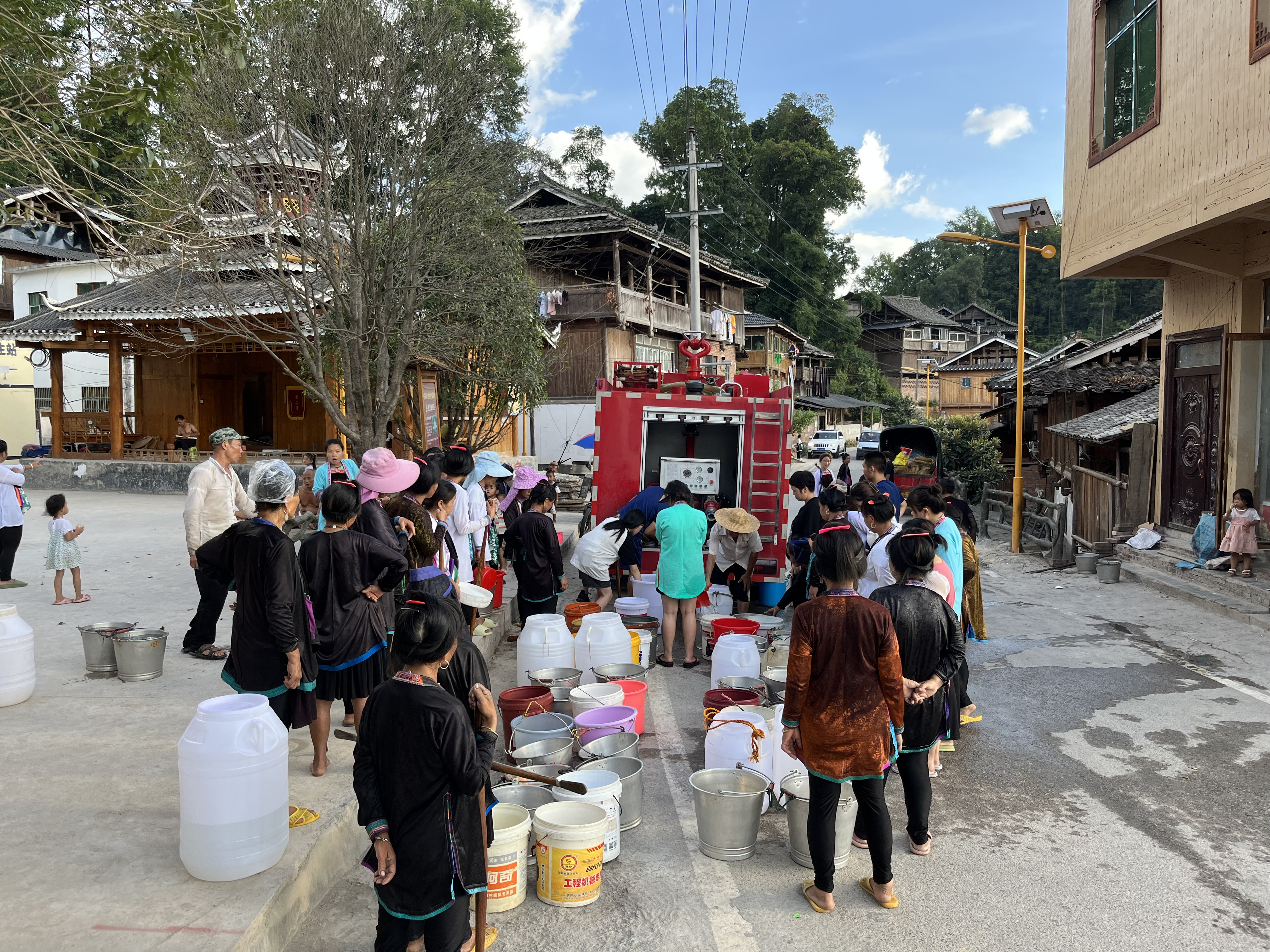 从江县高增乡:抗旱送水保民生 心系百姓送温情