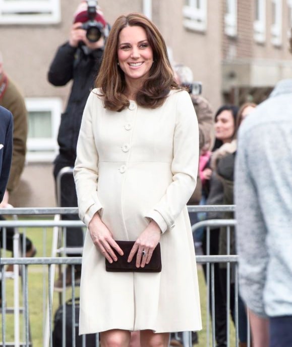 凯特孕期挺大肚穿衣挺好看,高腰外套修饰身形,光腿不怕冷