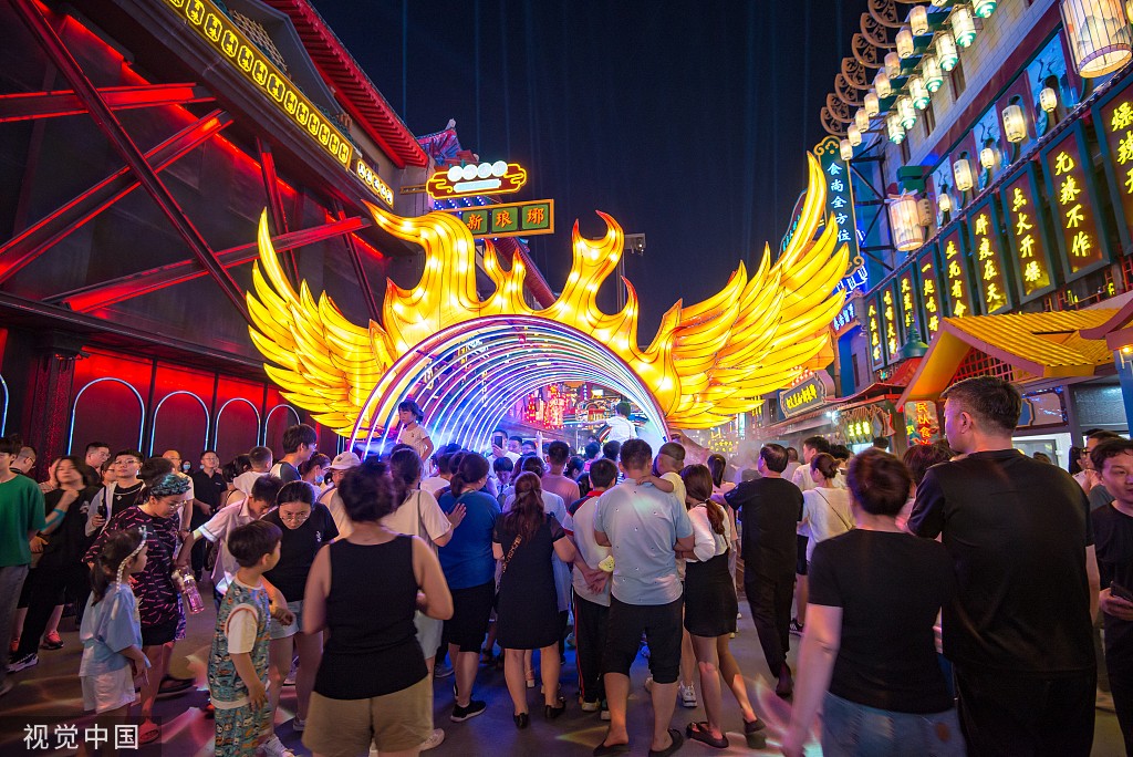 临沂:"新琅琊"不夜街流光溢彩游人如织