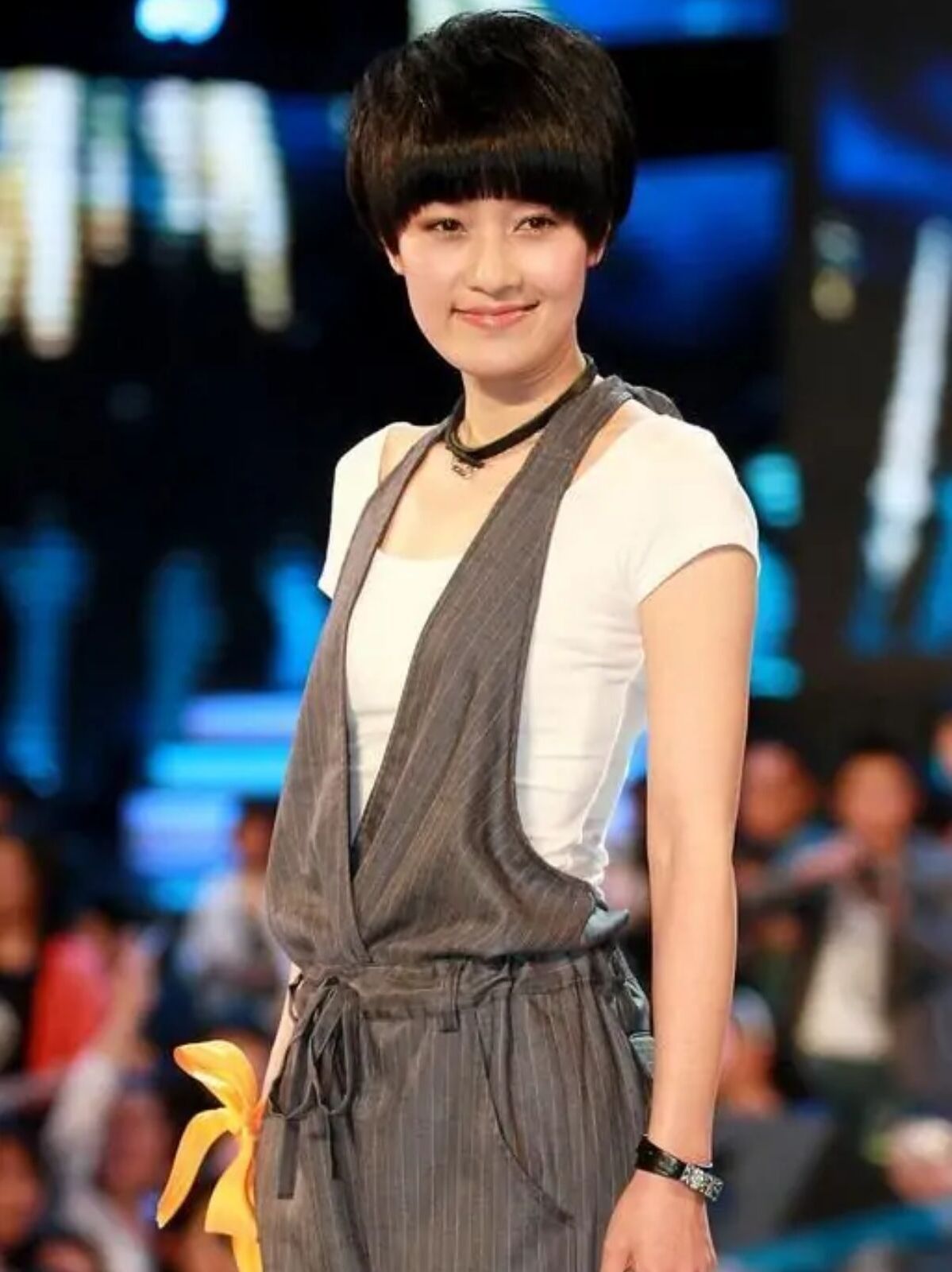 马伊琍穿背带裙好减龄,配短发看着仍像"大姑娘",俏皮又灵动