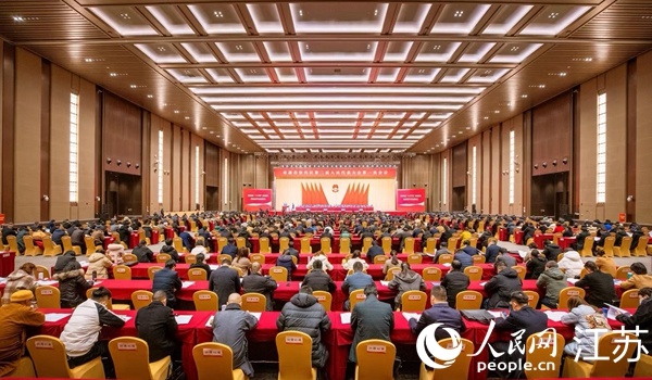 南通崇川区第二届人大第一次会议开幕 杨万平作政府工作报告