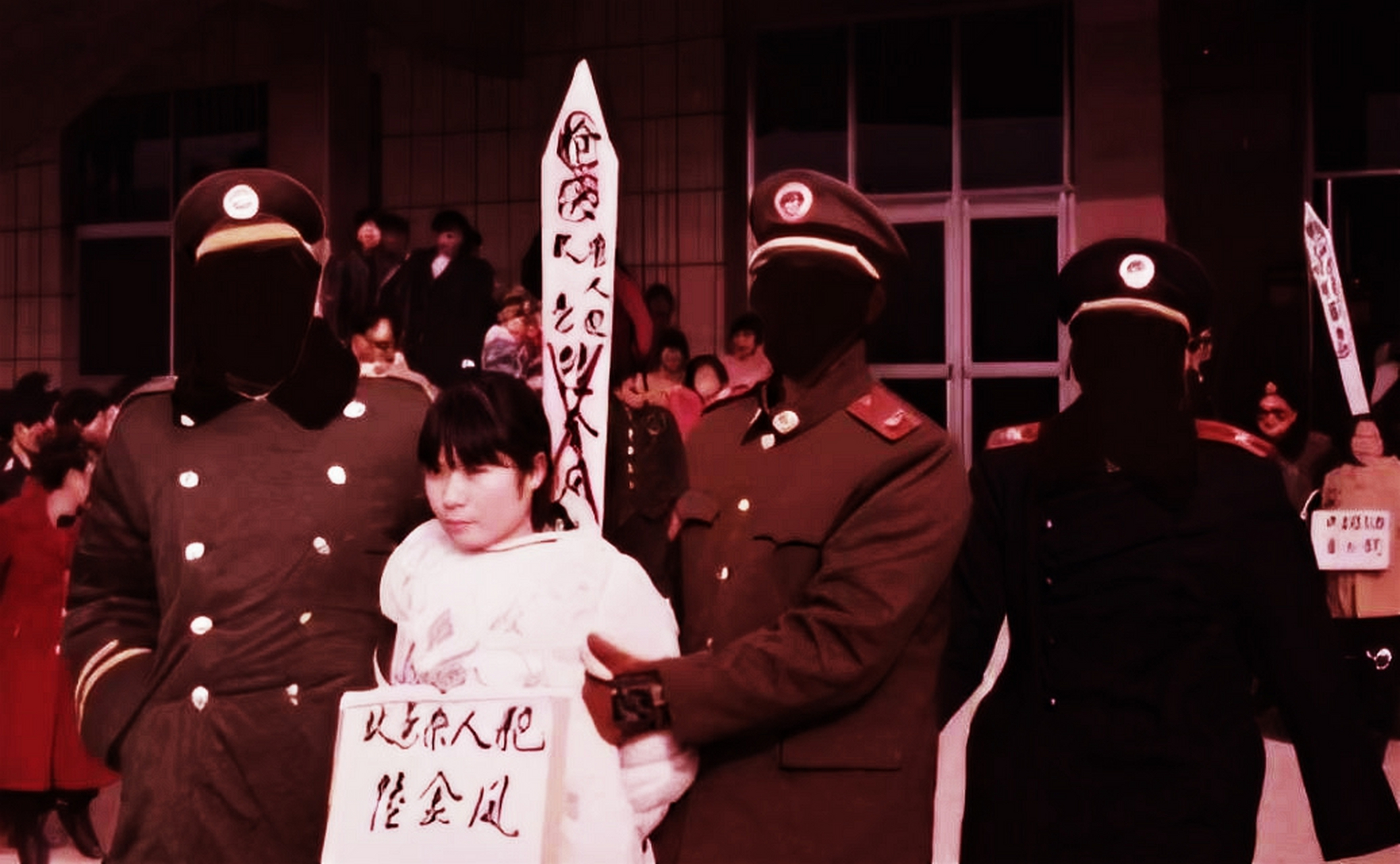 1995年,女死刑犯陆金凤被押上刑场执行死刑.