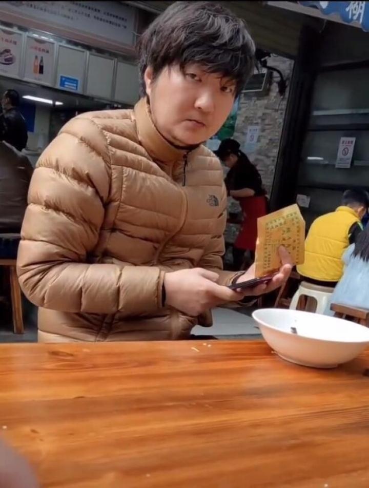 王大治再次现身路边摊 头发邋遢毫无昔日明星光环