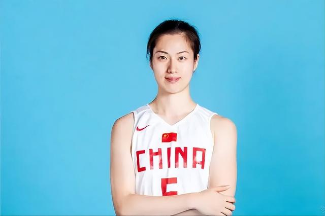 她是江苏女篮的"定海神针",身兼助理教练身份,陈晓佳