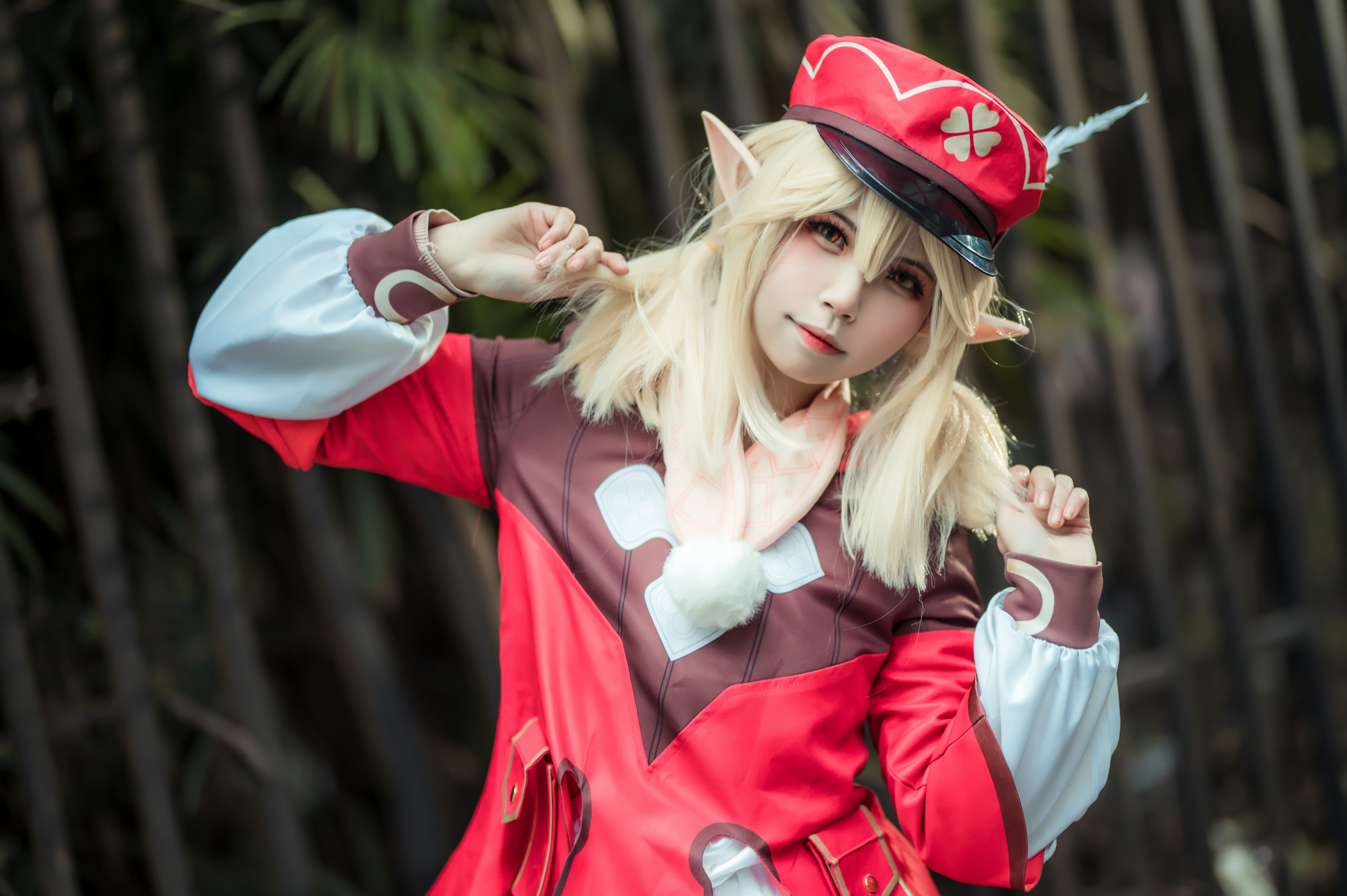 《原神》可莉cos,扫地中的可莉好萌呀,拽拽的样子也好可爱