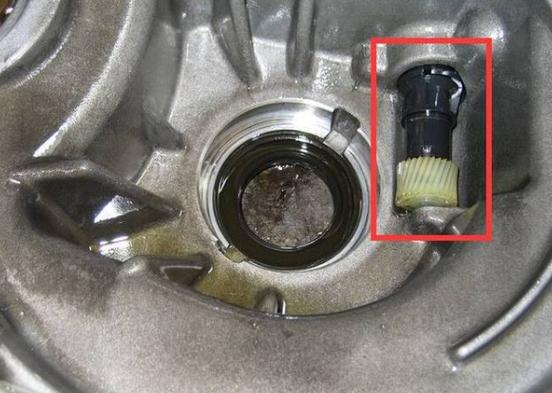 爆震传感器通常安装在发动机的什么位置?其作用是什么?