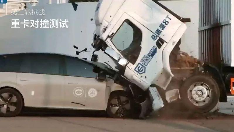 重卡与电动车碰撞测试现场