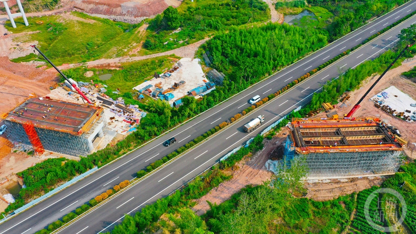 抢抓工期 梁开高速公路建设任务完成过半