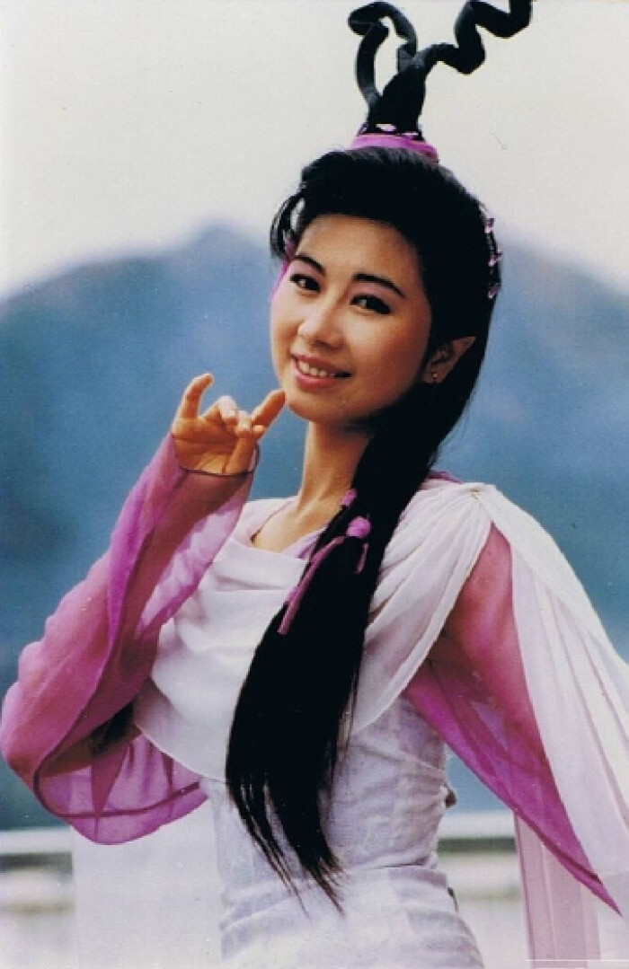 两大"避世"港姐罕有同框,53岁杨宝玲冻龄如少女,余少宝好优雅