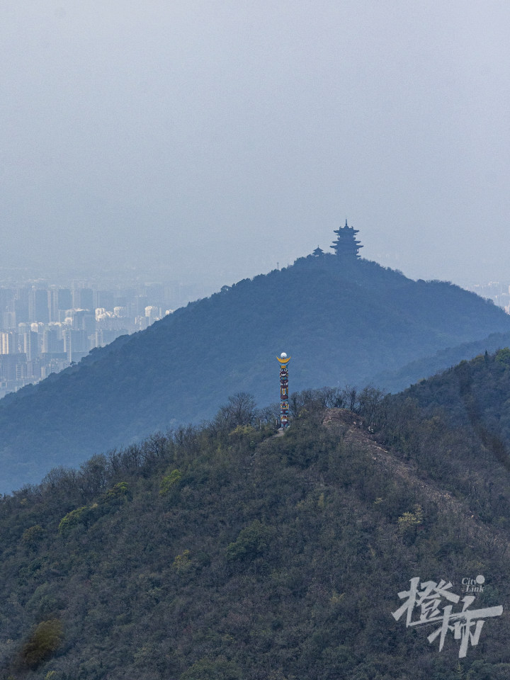 巍巍皋亭杭州靠山800年前杭州人的赏桃天花板山上的神秘图腾当年