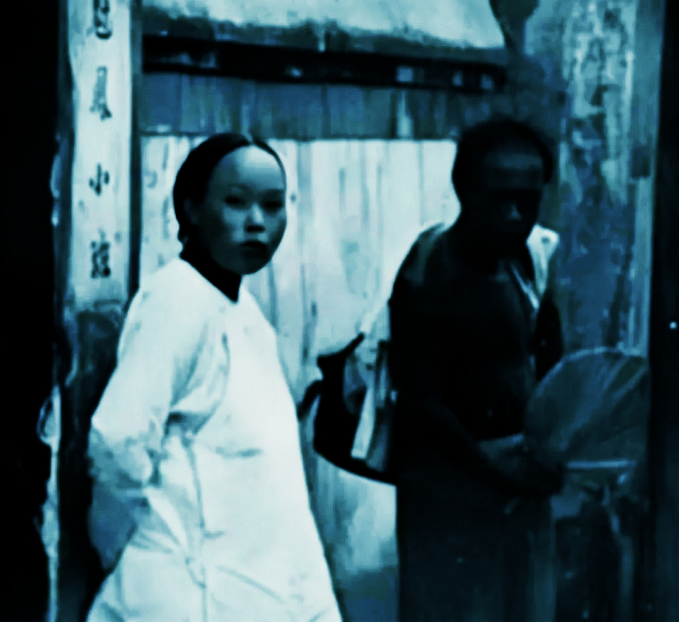 这是中国晚朝北京街头"妓女"拉客的场景.