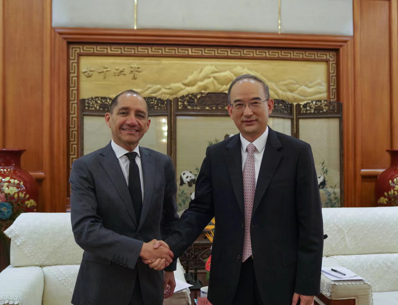 黄强会见厄瓜多尔驻华大使拉雷亚