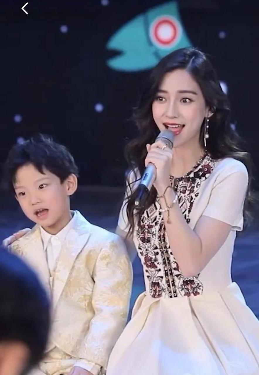 小海绵有时候由爸爸照顾,有时候由妈妈照顾,他是一个阳光快乐的小男孩