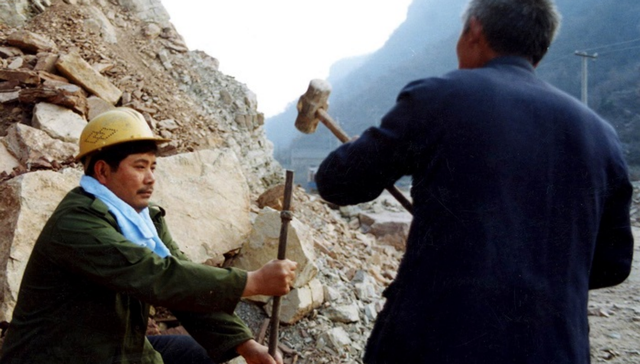 张荣锁:倾家荡产为村民修路,路通村富后,反因"贪"被村民举报