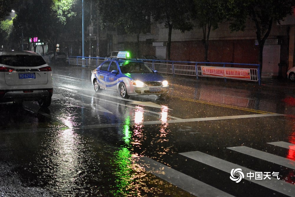 河南汝州昨夜遭遇中到大雨侵袭 车辆在雨雾中行驶