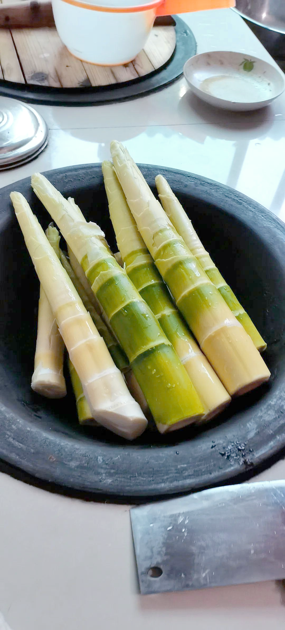 天气热了,茶园里的红壳笋破土而出