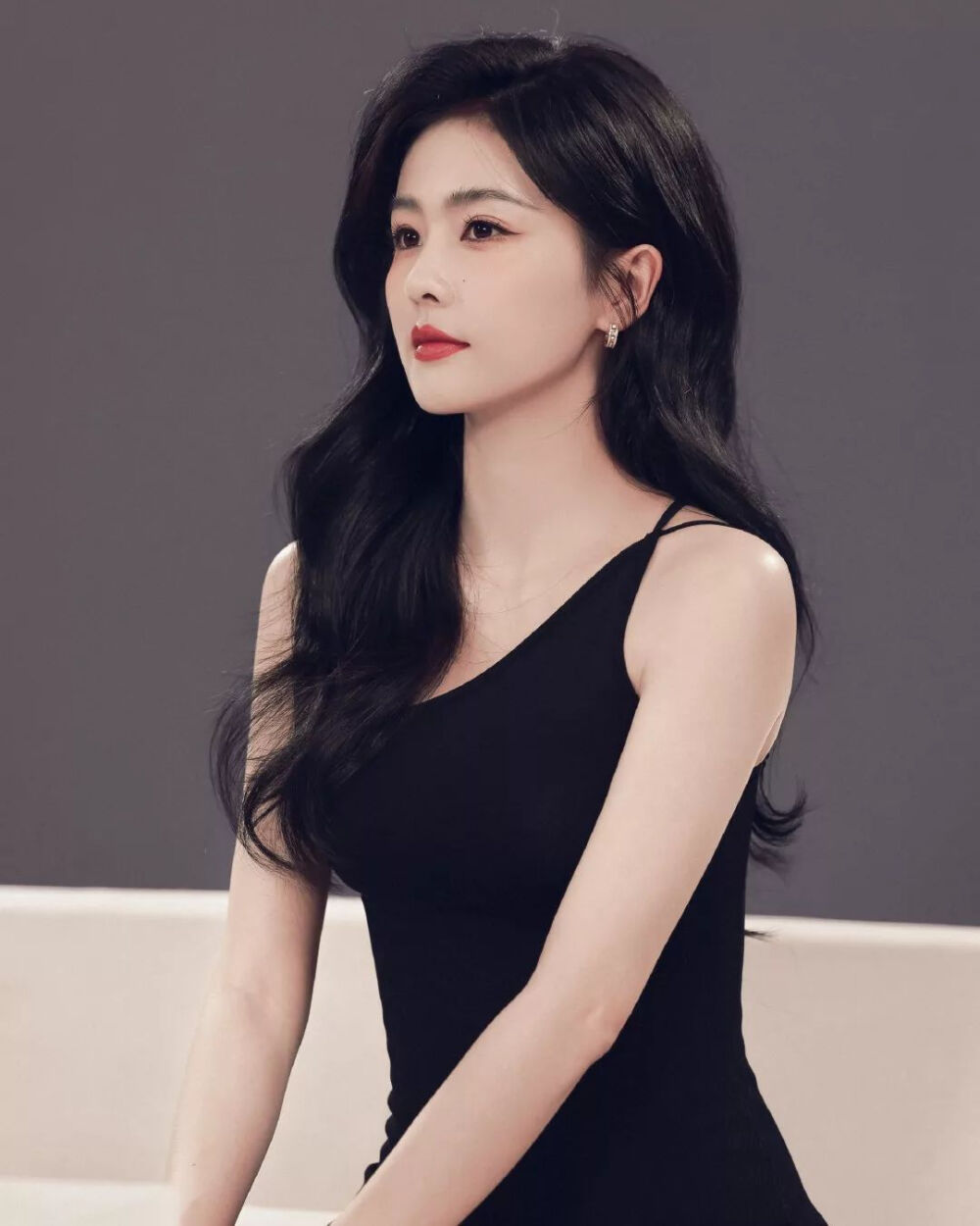 白鹿古装照片俏皮可爱,那顶级的颜值让人无法抵挡!