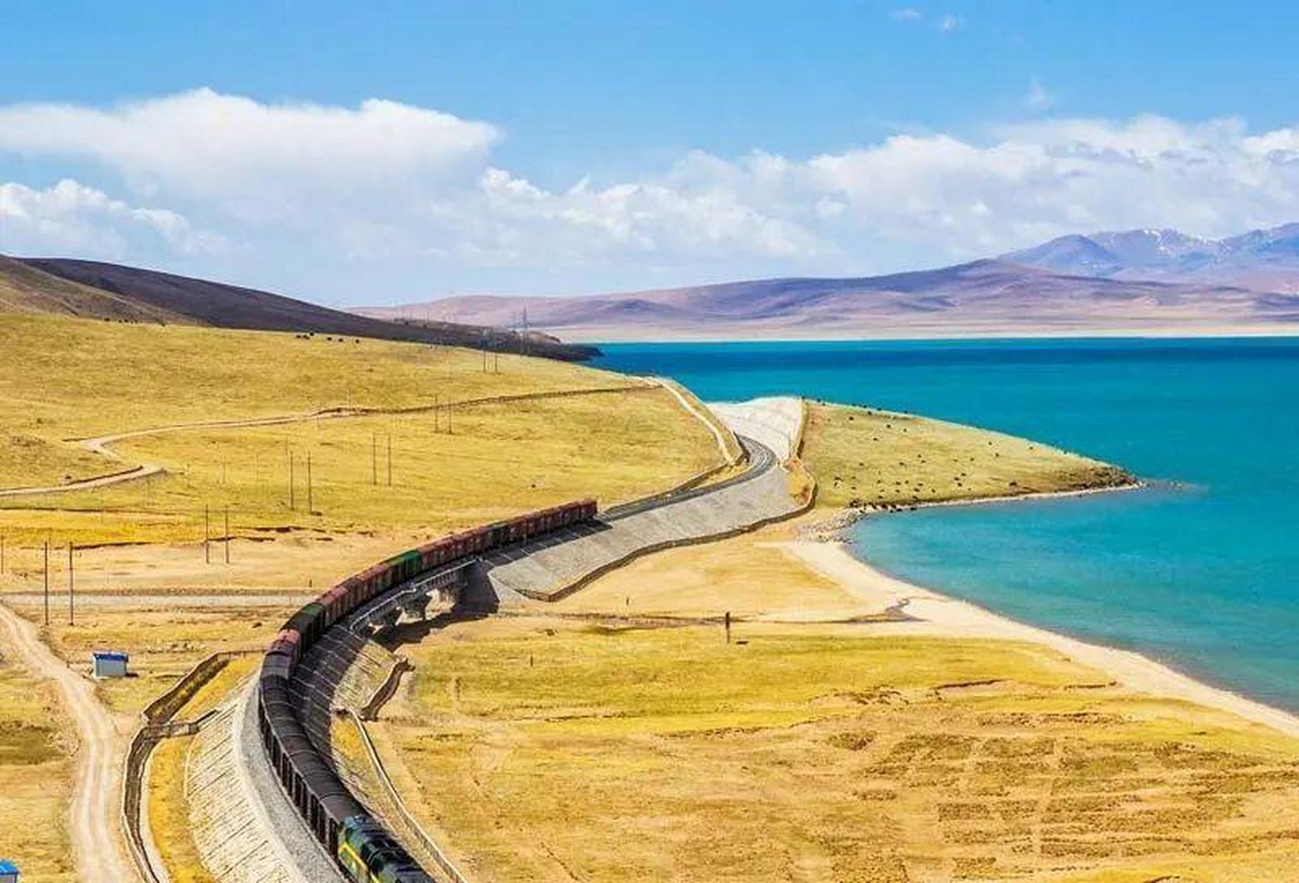 在青藏铁路的格尔木段,z265次列车的和谐电力车头被工人解挂后驶离