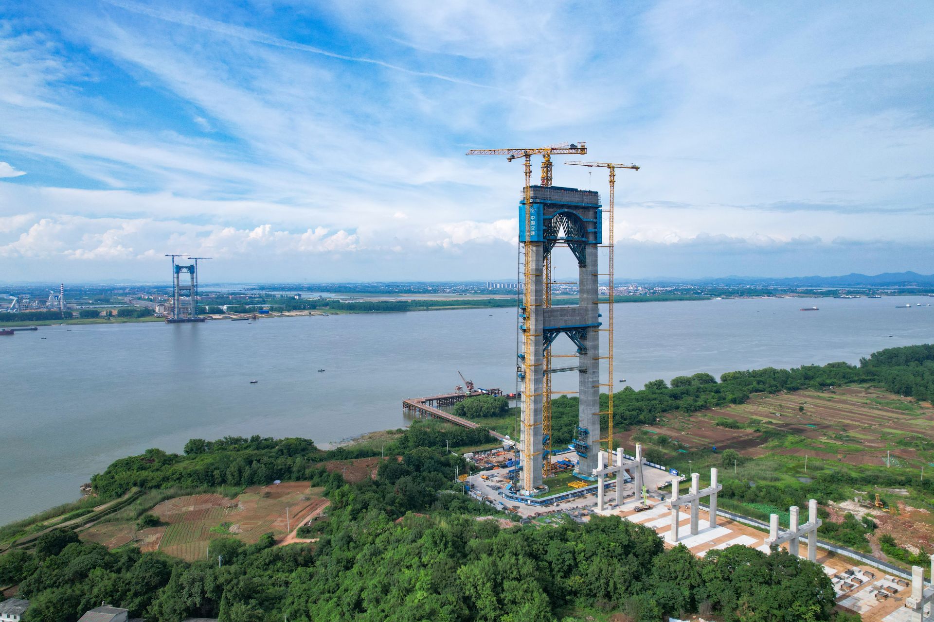 世界最大跨径四主缆悬索桥鄂州侧主塔成功封顶