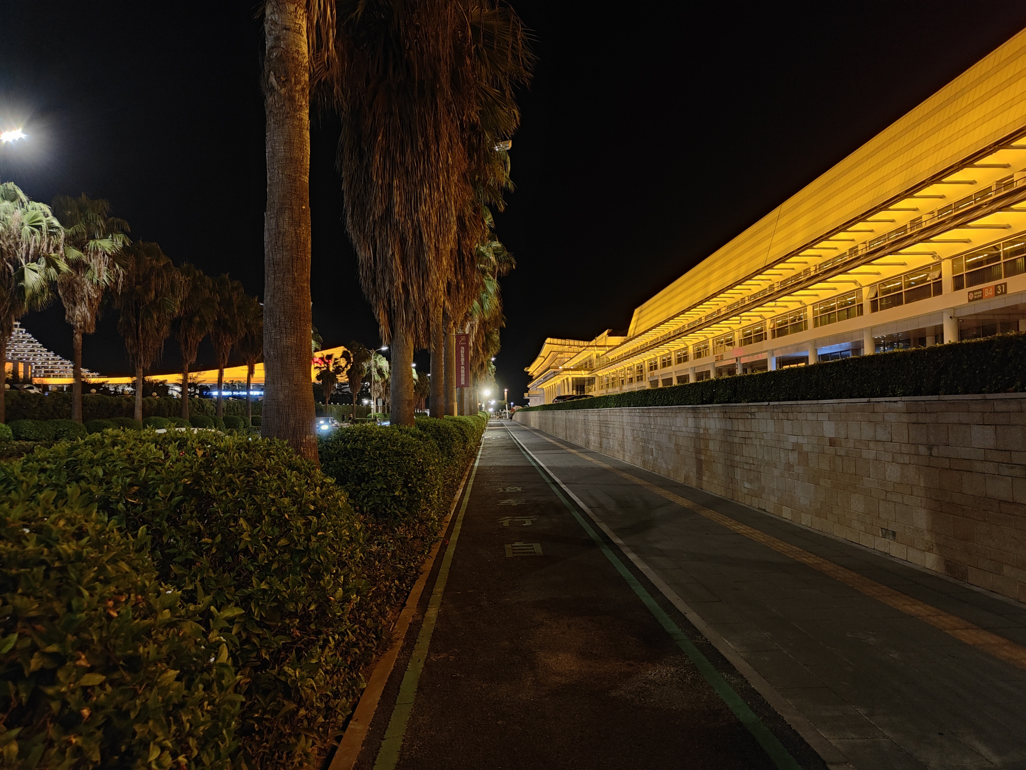 夜晚的厦门会展中心和观音山沙滩风景