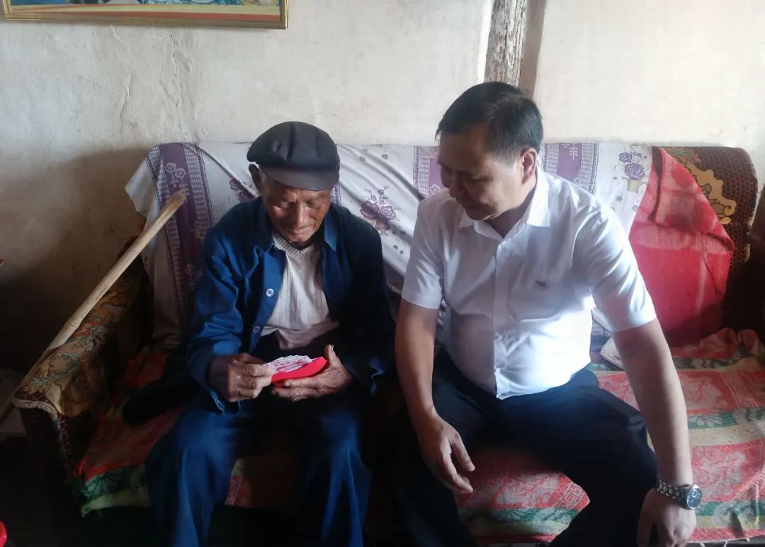 陈发喜院长"七一"前夕走访慰问困难老党员