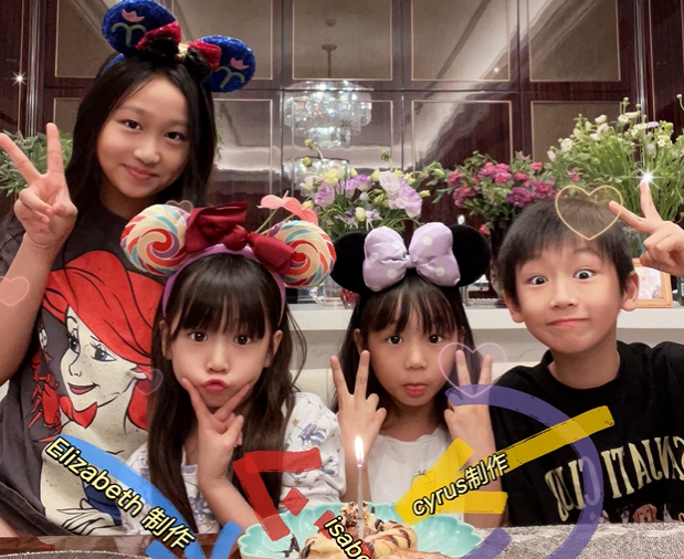 陈浩民为大女儿庆生,11岁陈雅薷帮妈妈下厨做菜!穿衣打扮显成熟