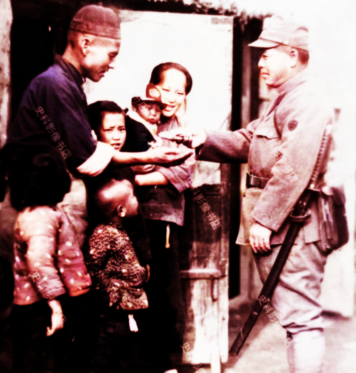 仔细一看,刘墨林一家生活在一个非常朴素的世界里,茅草屋顶.