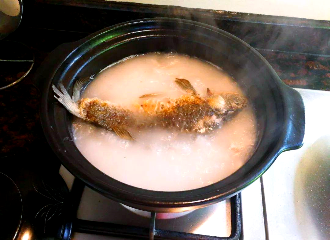 春季滋补美味:鲫鱼簕菜汤的做法与功效