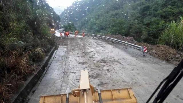 凌晨,宁溪牌门村路段山体塌方,往永嘉方向公路中断(抢通中)