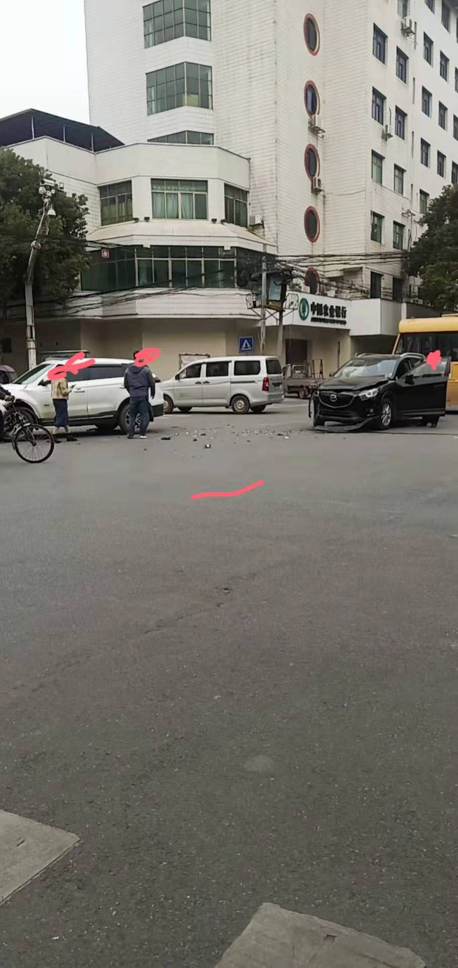 右方道路来车先行图片