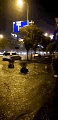 用车小知识丨暴雨天，道路积水怎样行车最安全？若水中熄火该如何处置？-有驾
