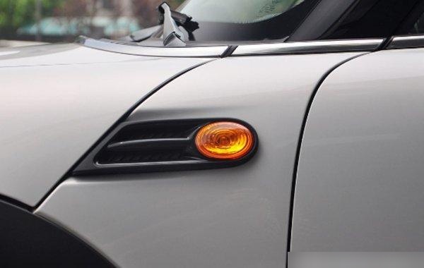 在现代小型汽车中,转向灯开关往往位于方向盘的左侧