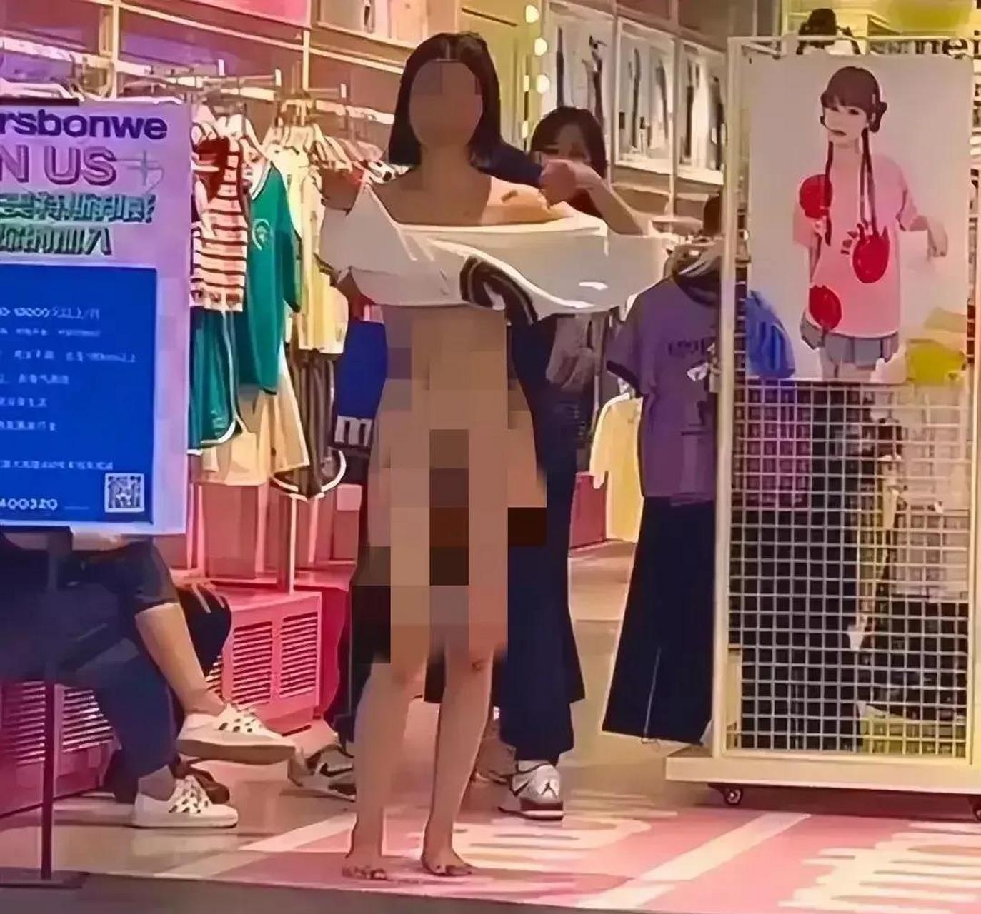 长沙女子光溜溜上街,旁若无人,或站服装店前摆摆pose,或穿梭在人群中