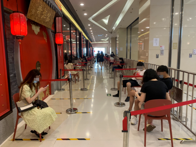 等位不戴口罩,扫码测温成摆设,北京"网红店"防疫漏洞不小