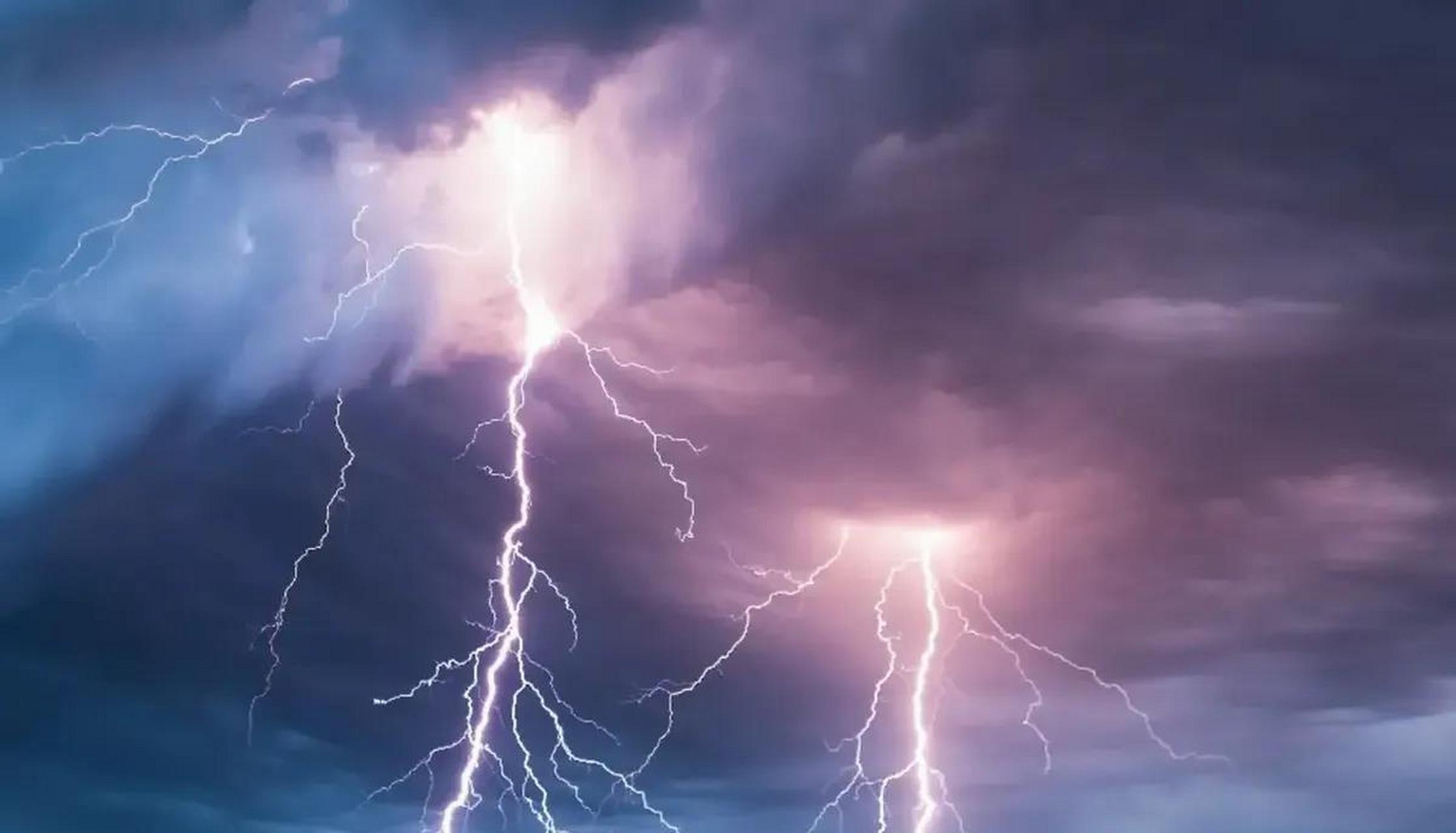 见庙外狐狸渡劫,声势吓人.