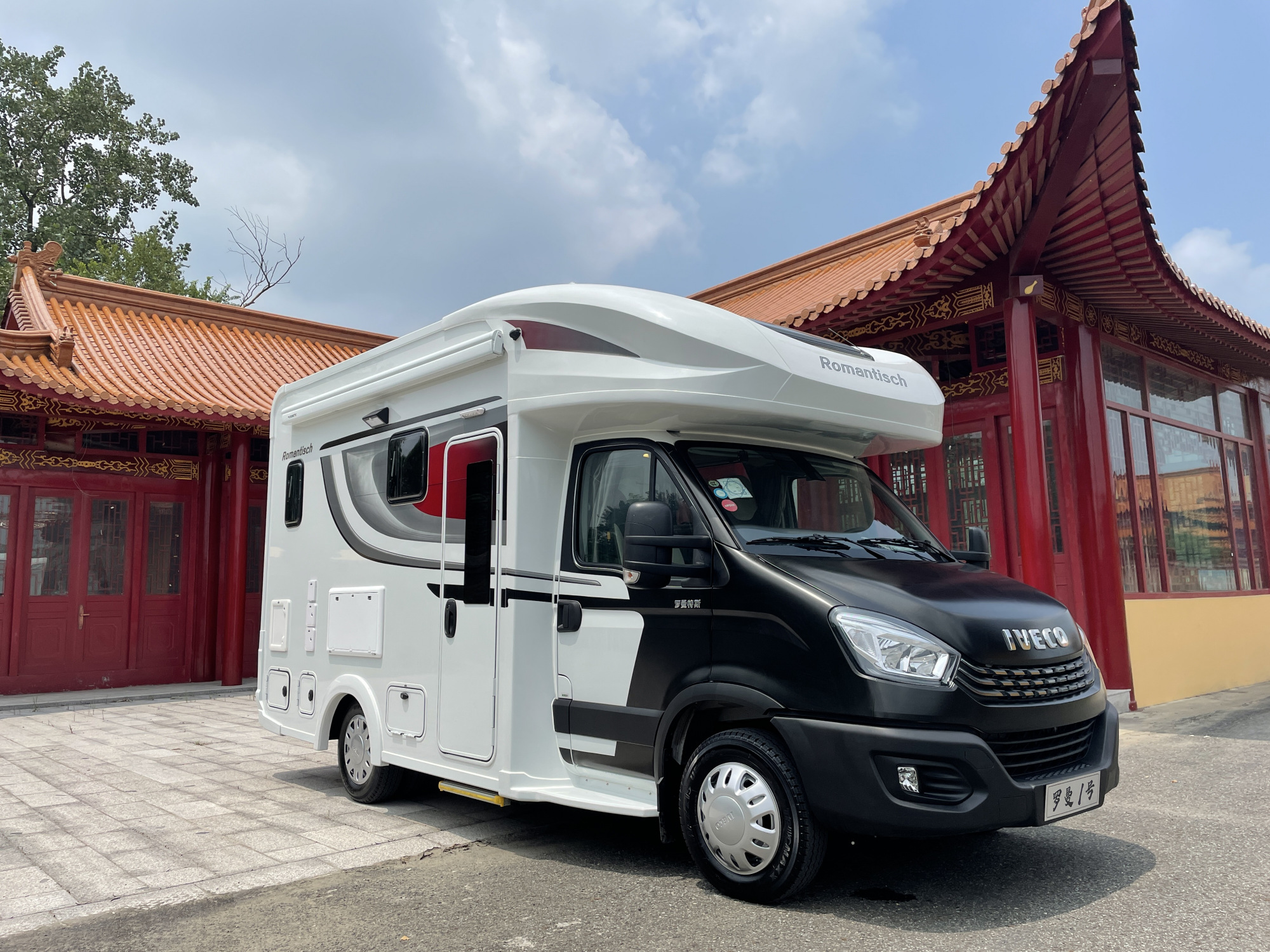 罗曼1号c型房车,颜值在线的实力派,标配1200ah锂电1000w太阳能