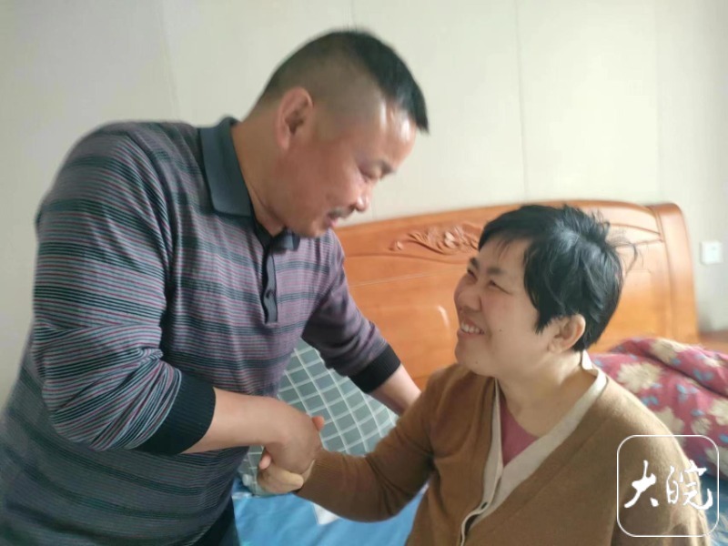 替兄弟照顾老婆图片