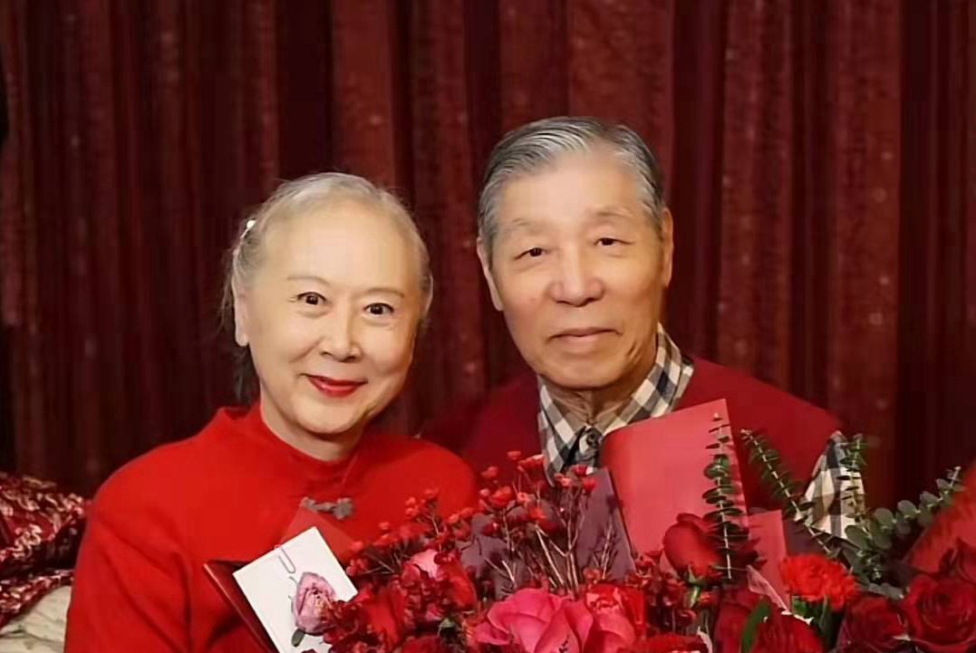 "铁梅"刘长瑜80大寿近照曝光,风采不减当年,照片上四人都是谁