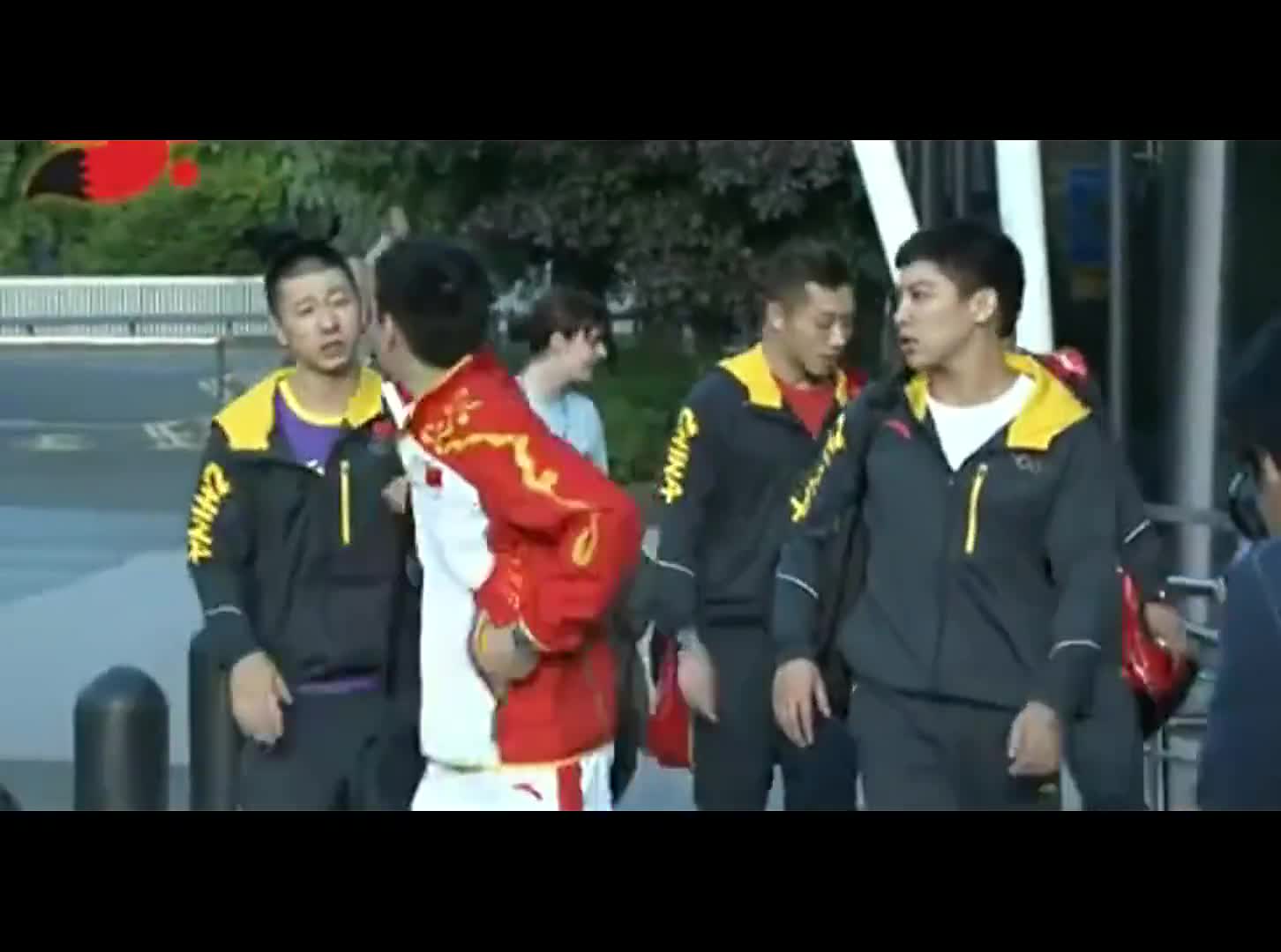 马龙当年伦敦奥运会和邱贻可打闹,身旁的许昕和陈玘见怪不怪