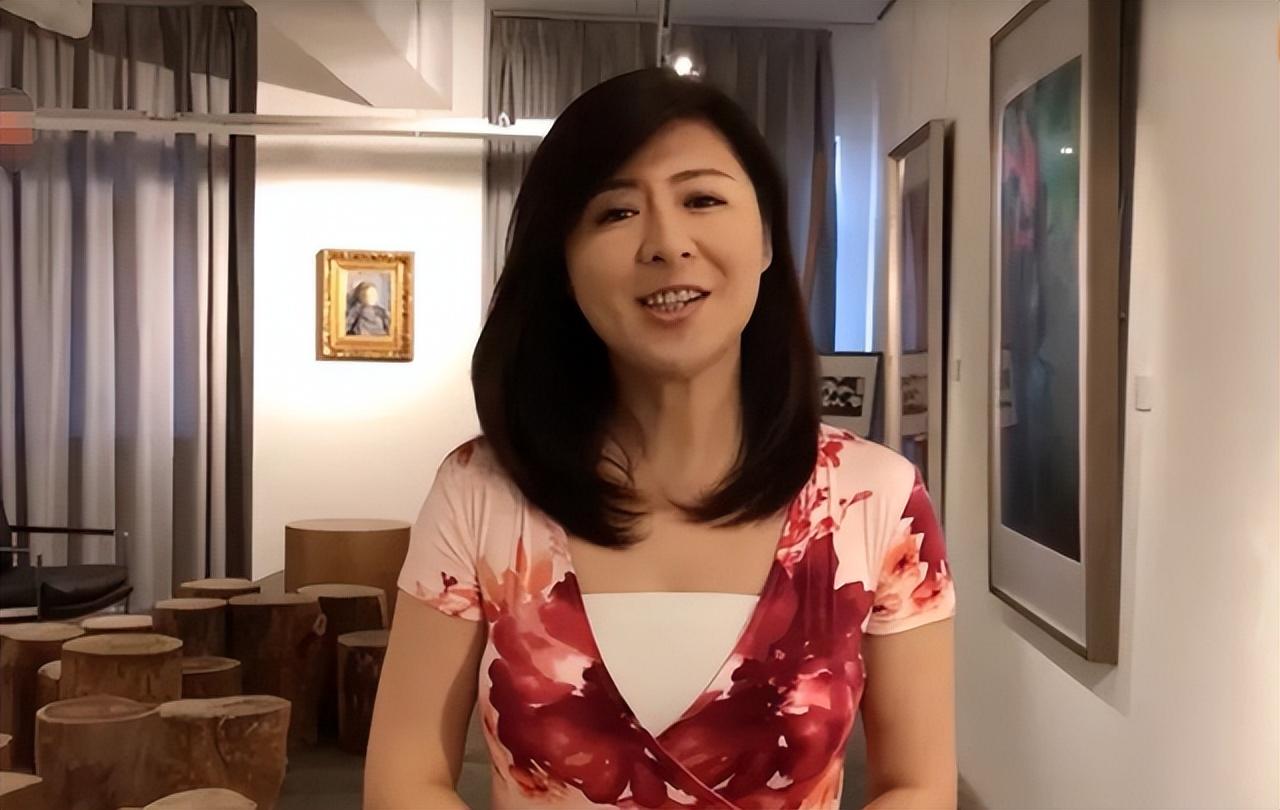 50岁主持人陈蕾秘密离婚!改嫁帅气教授,披洁白头纱笑开怀!