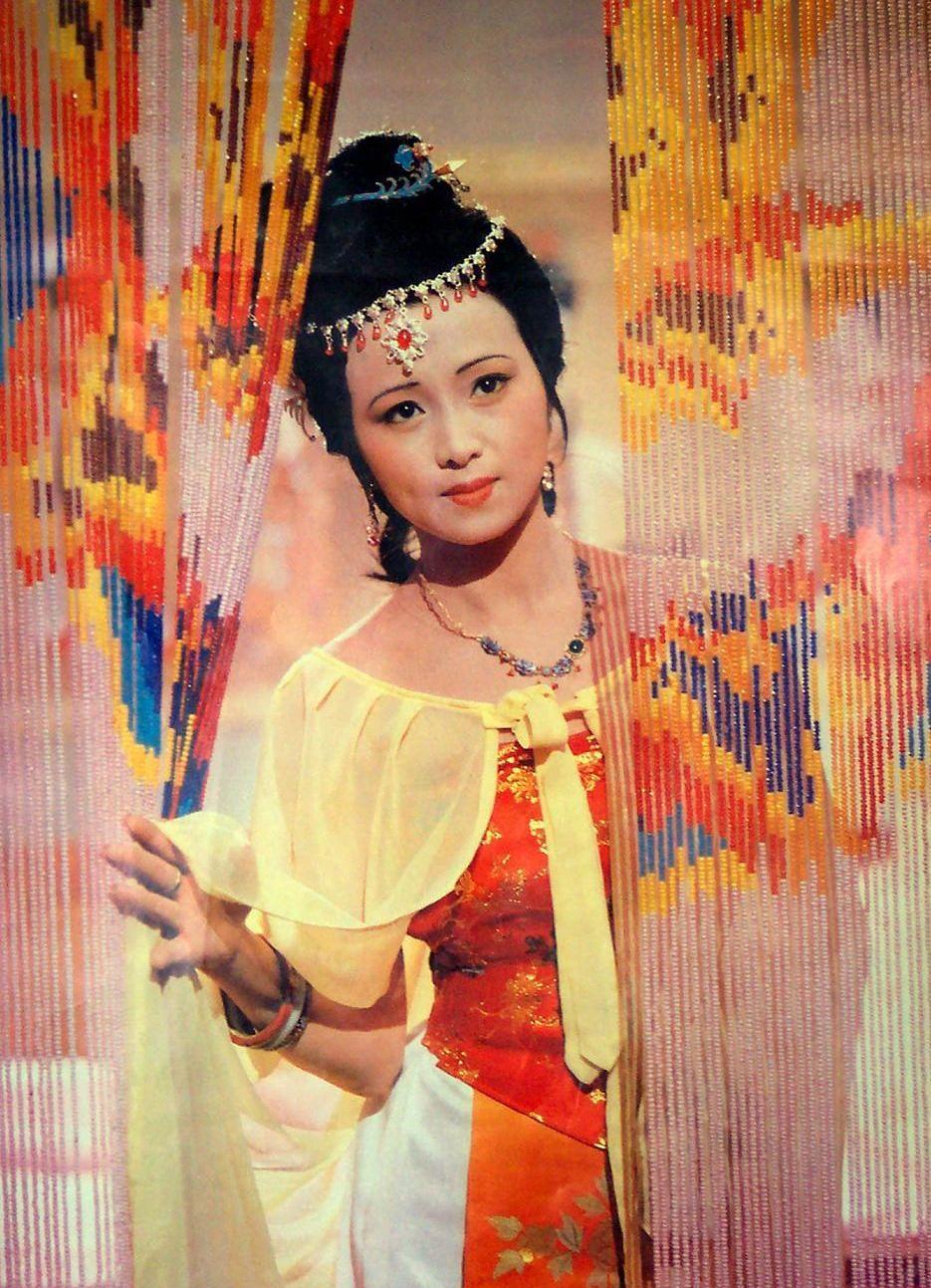 贾宝玉跟花袭人回忆梦中洞房之事,她为何不跑还伏身而笑?